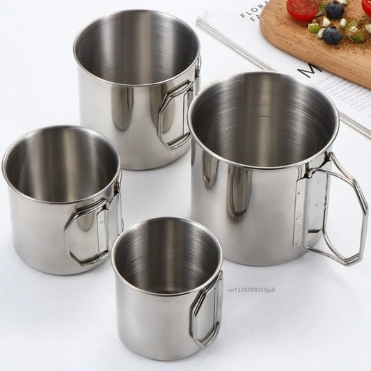 Caneca de Camping em Inox com Alça Dobrável. Leve, ideal para Acampamento, Escotismo, Trilha, Montanhismo e Pescaria.