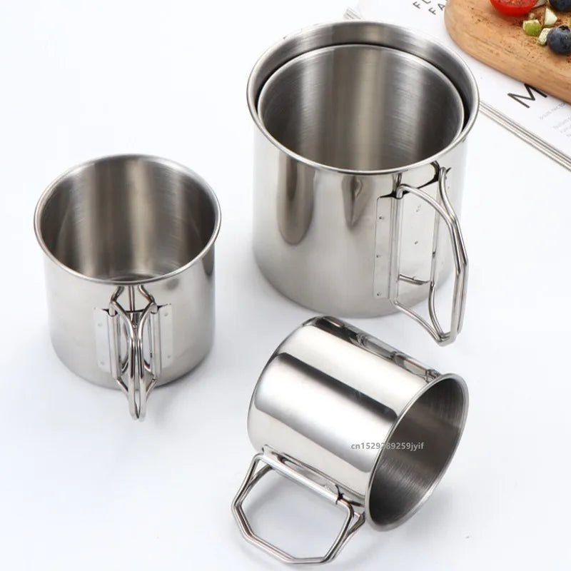 Caneca de Camping em Inox com Alça Dobrável. Leve, ideal para Acampamento, Escotismo, Trilha, Montanhismo e Pescaria.